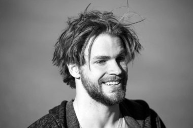 mutlu gülümseyen yakışıklı adam veya sakallı adam