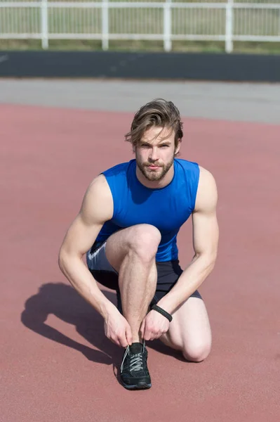 Läufer, athletischer bärtiger Mann mit muskulösem Körper und Schnürsenkeln — Stockfoto