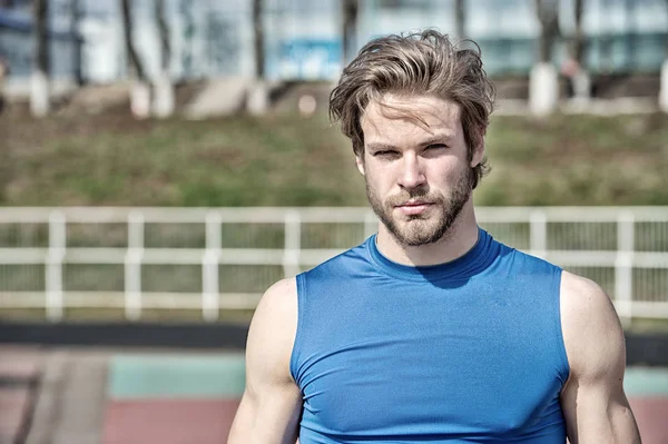 Hombre de moda guapo tiene el pelo elegante en ropa deportiva, moda deportiva — Foto de Stock