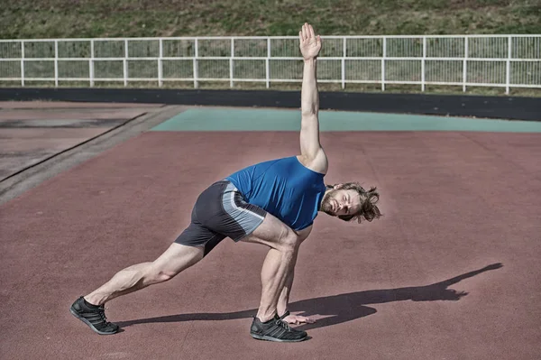 Sportovní vousatý muž s svalnaté tělo dělá cvičení — Stock fotografie
