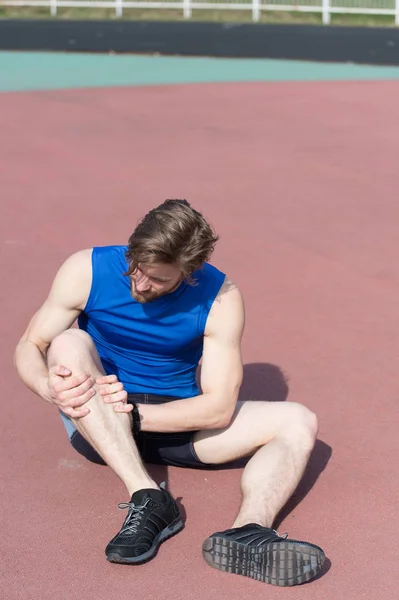 Травмований бігун на біговій доріжці відчуває біль зламаної ноги — стокове фото