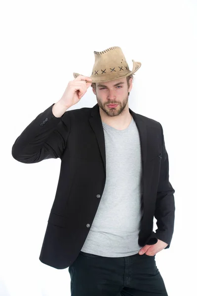 Chapéu de cowboy na mão de homem de negócios feliz na jaqueta de terno — Fotografia de Stock