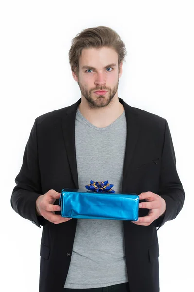 Przystojny biznesmen posiadający niebieskie pudełko — Zdjęcie stockowe