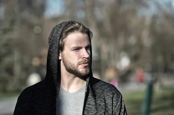 Hombre en campana soleado al aire libre, moda deportiva — Foto de Stock