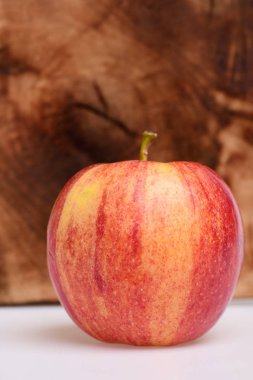 vitamini meyve, Kırmızı elma ile üzerine beyaz izole su damlaları