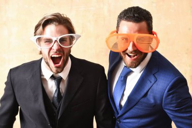 Yöneticiler başarılı anlaşmayı kutluyor