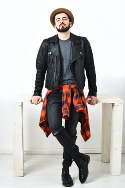 Sakallı, beyaz, bıyıklı ve şapkalı bir hippi.