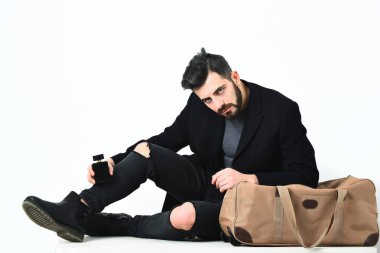 Sakallı adam, beyaz hippi bıyıklı ve parfüm şişeli.