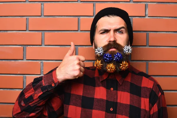 Homem barbudo, brutal caucasiano sério hipster com presente estrelas decorativas — Fotografia de Stock