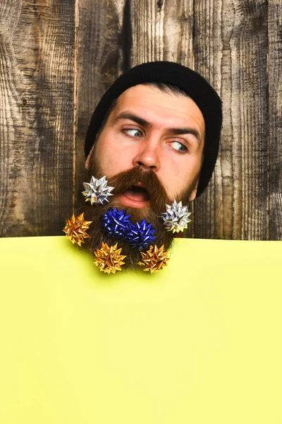Hombre barbudo, brutal caucásico hipster reflexivo con estrellas de decoración de regalo — Foto de Stock