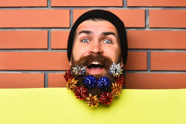 Бородатий чоловік, жорстокий кавказький щасливий хіпстер з подарунковими прикрасами зірки — стокове фото