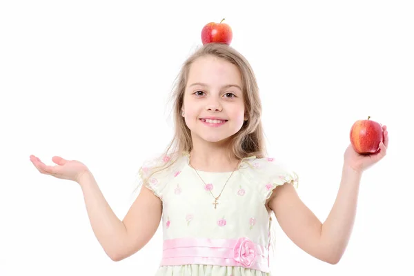 Παιδί ή μικρό κορίτσι τρώει μήλο απομονωμένο σε λευκό φόντο — Φωτογραφία Αρχείου
