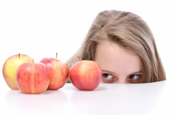 Linda chica difícil con manzana roja aislada en blanco —  Fotos de Stock