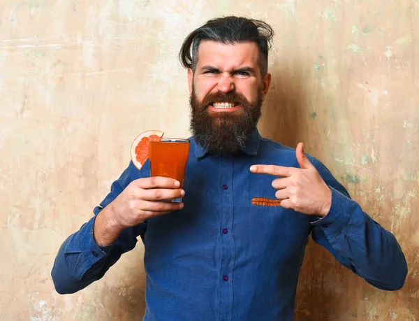 Brutaler Hipster mit tropischem Alkoholcocktail — Stockfoto