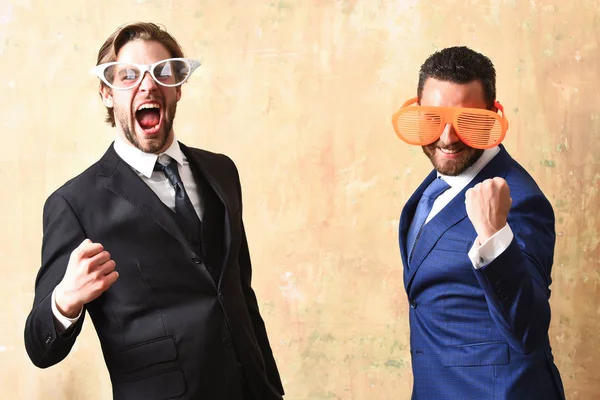 Hommes d'affaires en costumes et lunettes drôles célébrant la conclusion de l'accord — Photo