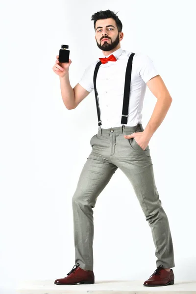 Hombre barbudo, hipster caucásico con bigote y frasco de perfume —  Fotos de Stock