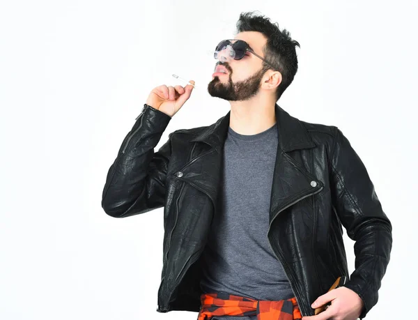 Homem barbudo, hipster caucasiano com bigode fumando cigarro — Fotografia de Stock