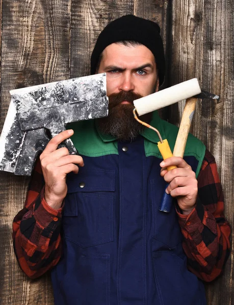 Bärtiger Bauarbeiter mit ernstem Gesicht — Stockfoto