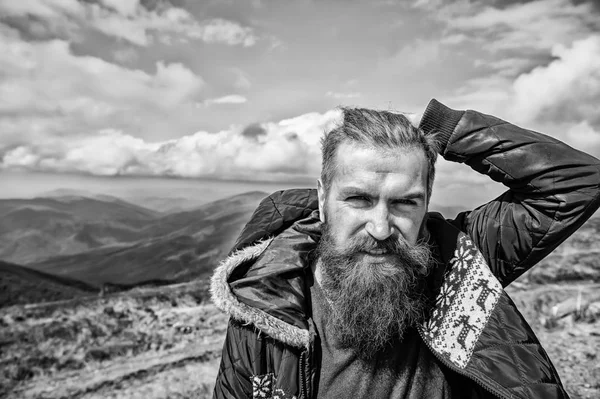 Brutal man, skäggiga hipster i vinterjacka på mountain utomhus — Stockfoto