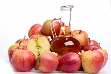 elma suyu şişesiyle, ahşap üzerine taze meyve