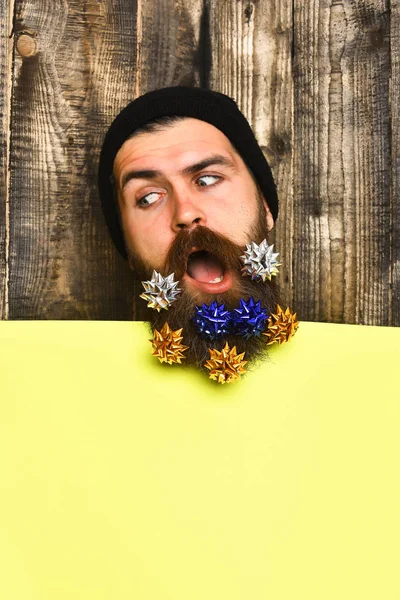 Homem barbudo, brutal caucasiano hipster surpreso com estrelas da decoração do presente — Fotografia de Stock