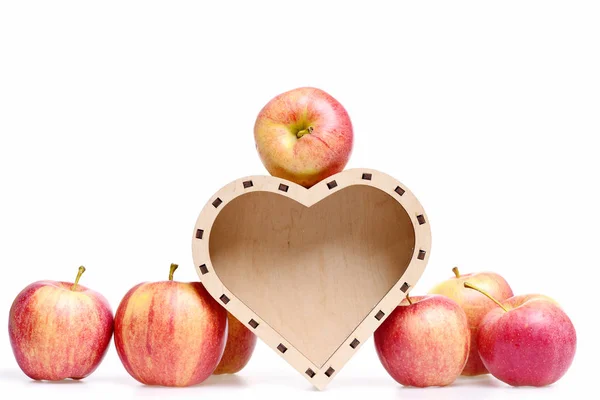 Jablečné ovoce červená barva v dřevěné krabici ve tvaru srdce — Stock fotografie
