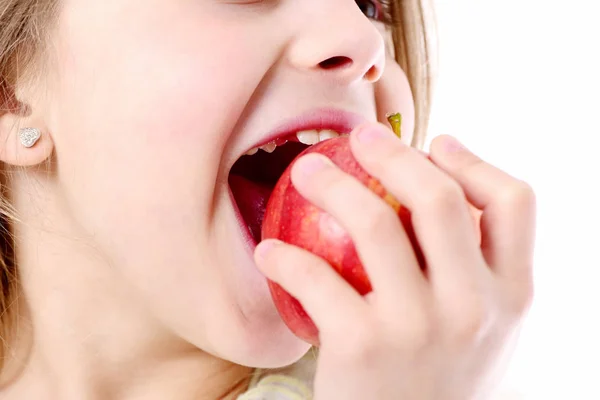 Niña comiendo fruta manzana color rojo aislado sobre fondo blanco — Foto de Stock