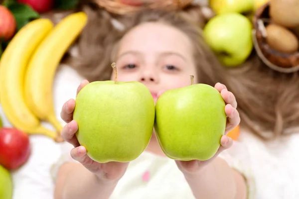 Kind, süßes Mädchen mit bunten Früchten — Stockfoto