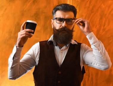 Sakallı adam, elinde kahve fincanı tutan, bıyıklı, Kafkasyalı hippi.