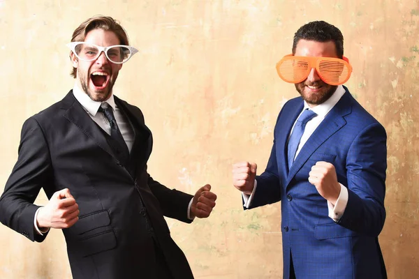 ?orporaat partij in functie. Succesvolle vrolijke grappige zakenmannen met een bril — Stockfoto