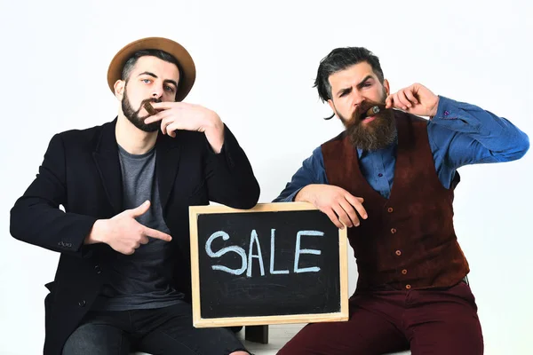 Dois homens barbudos, brancos hipsters elegantes com bigode, inscrição venda — Fotografia de Stock