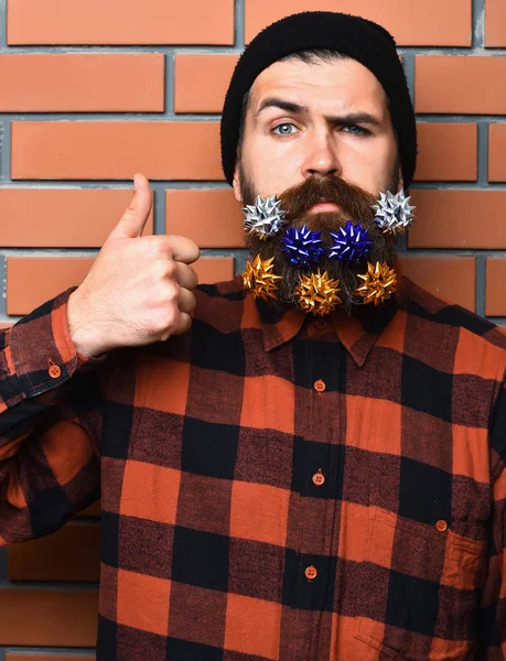 Vousatý muž, brutální běloch šilhající hipster s dárkovými dekorativními hvězdami — Stock fotografie