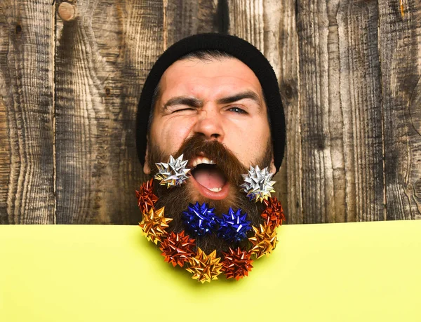 Uomo barbuto, brutale hipster caucasico soddisfatto con stelle della decorazione regalo — Foto Stock