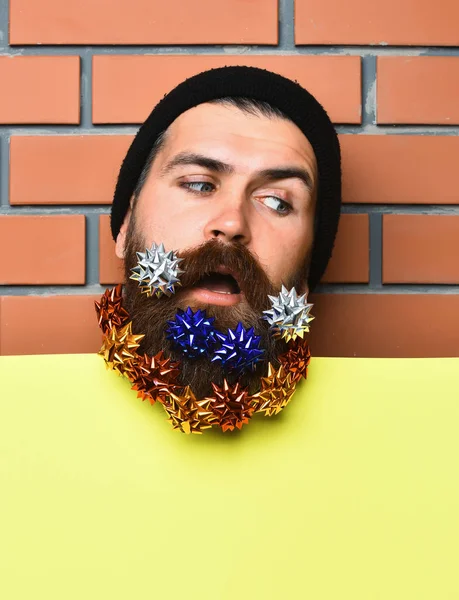 Vousatý muž, brutální běloch překvapený hipster s dárkovými dekoracemi hvězd — Stock fotografie