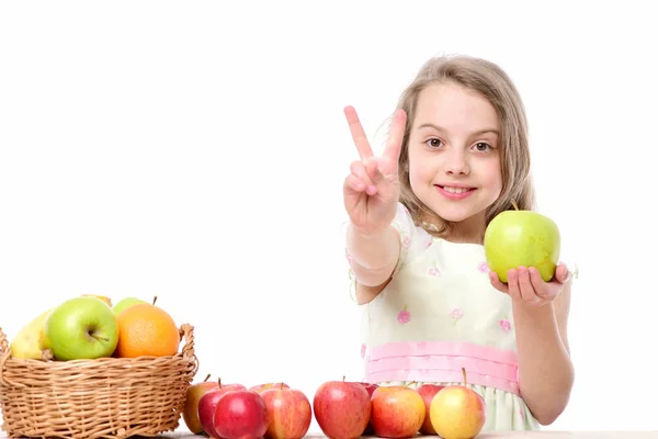 Piccola ragazza felice o carino bambino affamato mangiare frutta colorata — Foto Stock