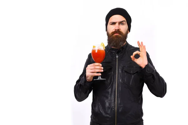 Brutale blanke hipster met alcoholische drank of verse cocktail — Stockfoto