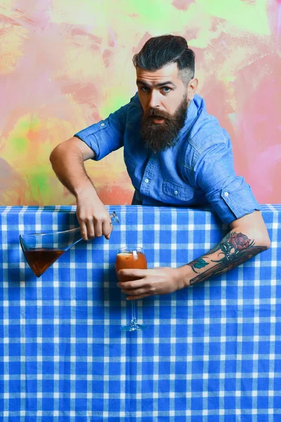 Brutal hipster caucásico con cóctel de alcohol y frasco — Foto de Stock