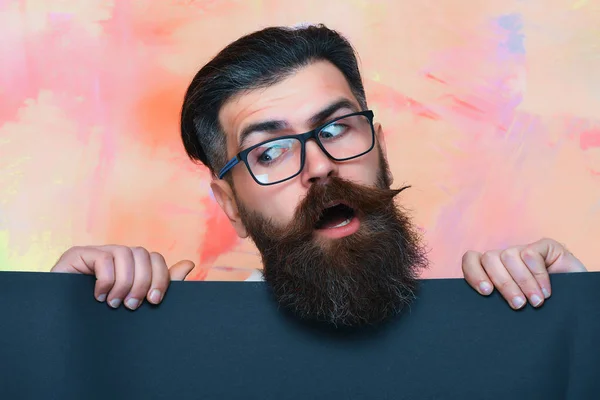 Mężczyzna z brodą, brutalny biały hipster z wąsami w okularach — Zdjęcie stockowe