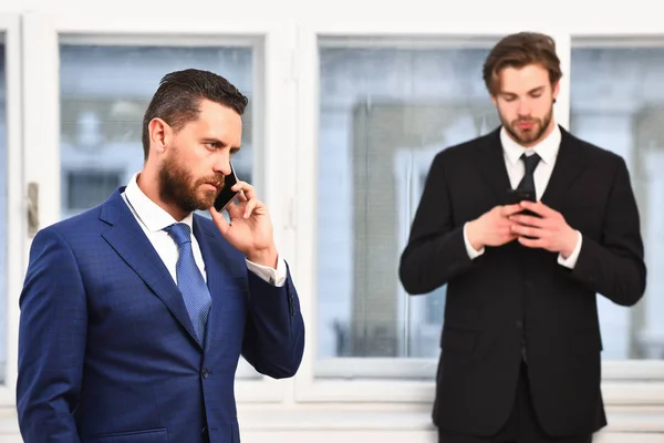 Comunicación y tecnología, hombres serios o hombres de negocios hablando por teléfono — Foto de Stock