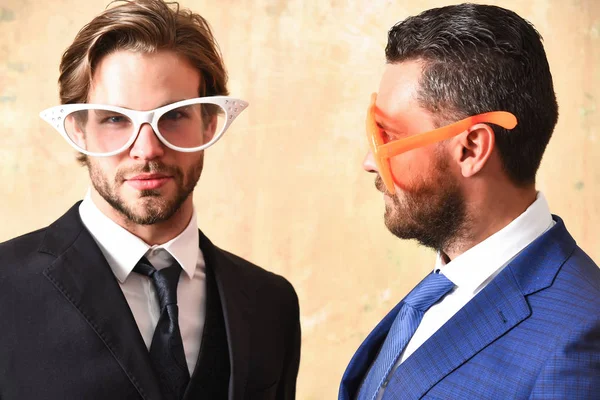 Hommes barbus heureux et sérieux avec des lunettes d'été drôles — Photo