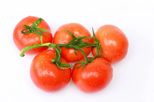Tomates naturales maduros en la vid. Concepto vegetal fresco de mercado — Foto de Stock