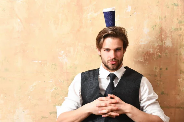 Taza de papel de café en la cabeza del hombre de negocios en traje — Foto de Stock