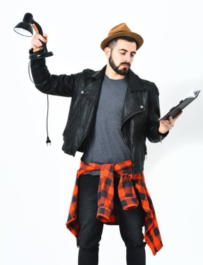 Sakallı, beyaz, bıyıklı ve şapkalı bir hippi.