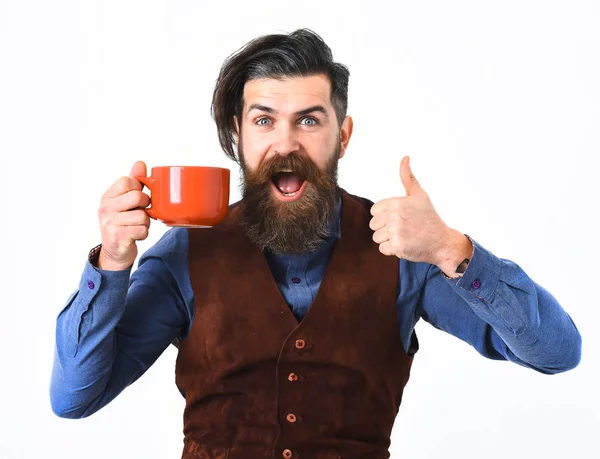 Homme barbu tenant tasse avec café, thé avec visage heureux — Photo