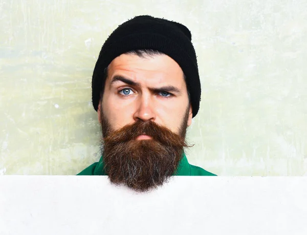 Stüdyo duvarında poz veren sakallı adam. — Stok fotoğraf