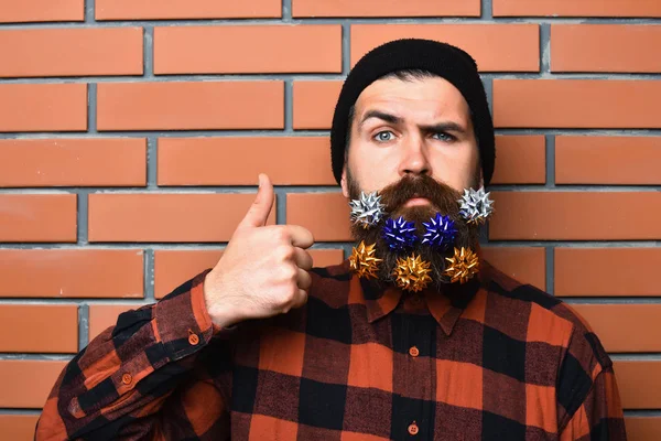 Homem barbudo, brutal caucasiano chicote hipster com presente estrelas decorativas — Fotografia de Stock