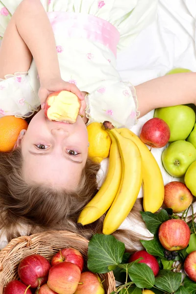 Kleine glückliche Mädchen essen exotische Früchte oder Sommer Hintergrund — Stockfoto
