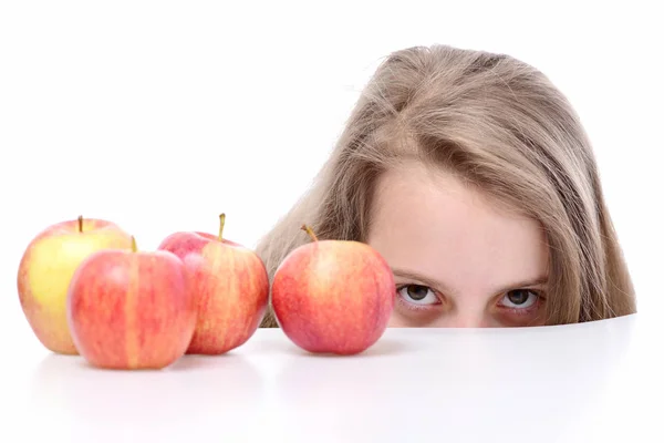 Милая хитрая девушка с красным яблоком изолированы на белом — стоковое фото