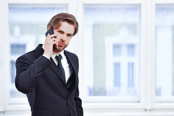 Business, concept technologique et humain, homme d'affaires sérieux avec smartphone — Photo