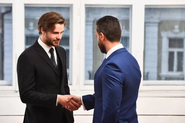 ビジネス パートナーを受け入れる提供と握手 — ストック写真